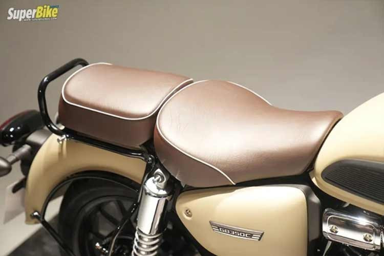 Yên xe bọc da phong cách vintage, thiết kế tách hai tầng, tối ưu sự thoải mái cho cả người lái và người ngồi sau. Toàn bộ bề mặt hoàn thiện, từ khung xe đến các chi tiết ngoại vi, đều được xử lý theo hướng tối giản, nhấn mạnh cảm giác cơ khí nguyên bản, đúng tinh thần của một chiếc mô tô classic thực thụ.