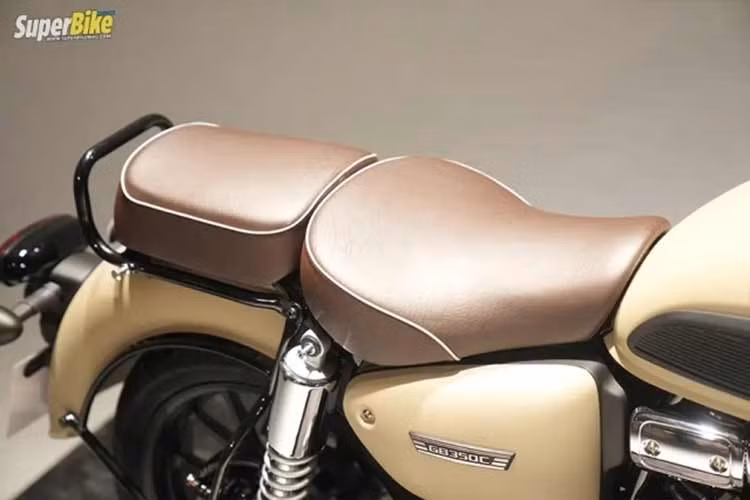 Yên xe bọc da phong cách vintage, thiết kế tách hai tầng, tối ưu sự thoải mái cho cả người lái và người ngồi sau. Toàn bộ bề mặt hoàn thiện, từ khung xe đến các chi tiết ngoại vi, đều được xử lý theo hướng tối giản, nhấn mạnh cảm giác cơ khí nguyên bản, đúng tinh thần của một chiếc mô tô classic thực thụ.