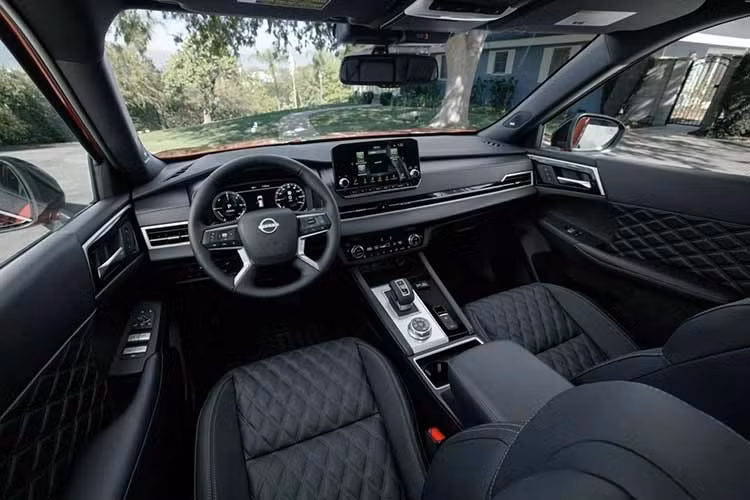 Nội thất 7 chỗ mang phong cách hiện đại với vô-lăng bọc da, ghế ngồi bọc da tổng hợp và ghế lái chỉnh điện 8 hướng có sưởi. Trung tâm bảng táp-lô là màn hình kỹ thuật số 12,3 inch cùng hệ thống giải trí 9 inch hỗ trợ Android Auto có dây và Apple CarPlay không dây. Xe cũng được trang bị điều hòa tự động hai vùng và sạc không dây cho smartphone.