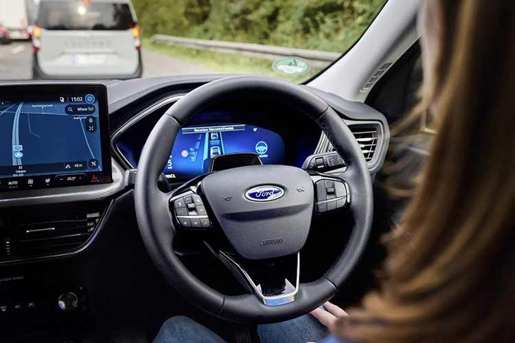 Khoang lái tiếp tục sử dụng màn hình kỹ thuật số 12,3 inch và màn hình trung tâm 13,2 inch, vận hành hệ điều hành SYNC 4. Điểm mới là BlueCruise – hệ thống hỗ trợ lái cấp độ 2 (Level 2 ADAS) – có khả năng điều khiển vô lăng, tăng tốc, phanh và giữ làn tự động, miễn là tài xế vẫn quan sát đường đi. Camera hồng ngoại sẽ giám sát ánh mắt người lái liên tục.