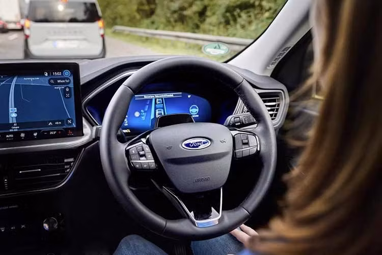 Khoang lái tiếp tục sử dụng màn hình kỹ thuật số 12,3 inch và màn hình trung tâm 13,2 inch, vận hành hệ điều hành SYNC 4. Điểm mới là BlueCruise – hệ thống hỗ trợ lái cấp độ 2 (Level 2 ADAS) – có khả năng điều khiển vô lăng, tăng tốc, phanh và giữ làn tự động, miễn là tài xế vẫn quan sát đường đi. Camera hồng ngoại sẽ giám sát ánh mắt người lái liên tục.