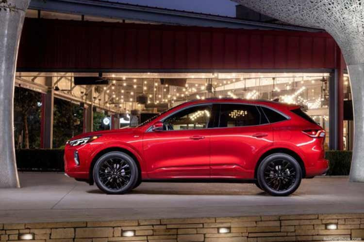 Escape sẽ ngừng bán tại các bang có quy định khí thải nghiêm ngặt như California, New York, Massachusetts, Oregon, Washington và Vermont từ năm 2026. Các bang còn lại vẫn tiếp tục phân phối các phiên bản xăng, hybrid và plug-in hybrid.