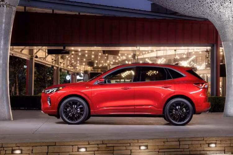 Escape sẽ ngừng bán tại các bang có quy định khí thải nghiêm ngặt như California, New York, Massachusetts, Oregon, Washington và Vermont từ năm 2026. Các bang còn lại vẫn tiếp tục phân phối các phiên bản xăng, hybrid và plug-in hybrid.