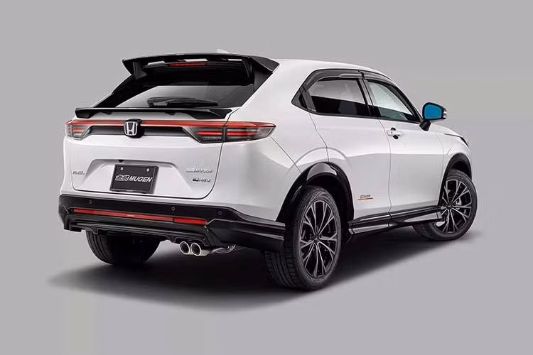 Điểm đáng chú ý là các chi tiết ngoại thất của Honda HR-V RS 2026 không còn sử dụng lớp sơn đen bóng như trước, thay vào đó được sơn đồng màu thân xe nhằm tạo cảm giác liền mạch và mang phong cách giống xe độ chính hãng.