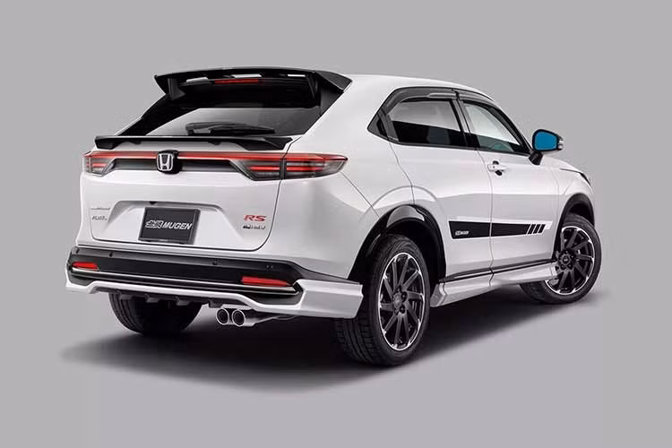 TKhoang cabin gần như không có thay đổi lớn về thiết kế. Mugen chỉ bổ sung một số chi tiết mang tính nhận diện thương hiệu như thảm sàn và thảm khoang hành lý thiết kế riêng, ốp bệ cửa in logo Mugen và bộ chắn mưa cửa kính.