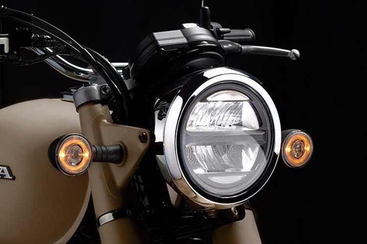 Cụm đèn pha tròn sử dụng công nghệ LED, kết hợp các chi tiết mạ chrome, vừa đảm bảo hiệu quả chiếu sáng vừa giữ được thần thái cổ điển đặc trưng.