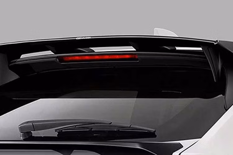 Ngoài ra Honda HR-V RS 2026 độ Mugen còn có spoiler gắn cửa sau, cánh gió lớn phía sau hay ốp gương thể thao. Bộ tem nhận diện Mugen cũng góp phần hoàn thiện diện mạo mạnh mẽ cho mẫu SUV hybrid này.