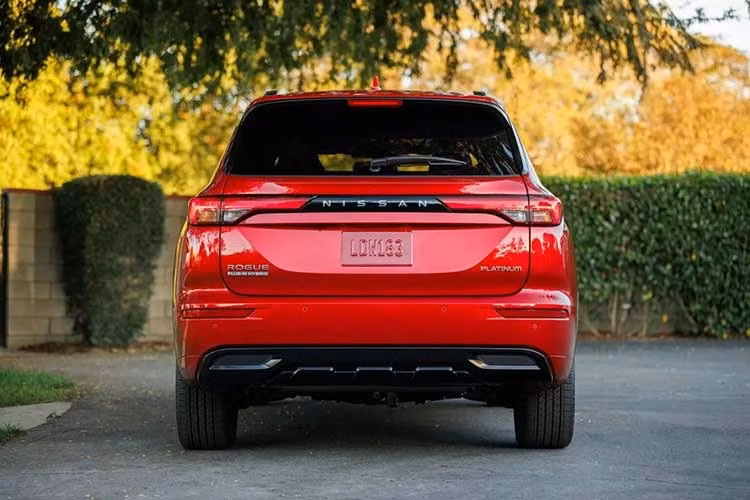 Tất cả các phiên bản của Rogue PHEV đều sử dụng hệ thống hybrid sạc ngoài gồm động cơ 2.4L 4 xi-lanh, kết hợp với hai mô-tơ điện và bộ pin lithium-ion dung lượng 20 kWh. Hệ truyền động này mang lại công suất tổng hợp 248 mã lực và mô-men xoắn 332 lb-ft (450 Nm), đi kèm hệ dẫn động 4 bánh toàn thời gian (AWD).