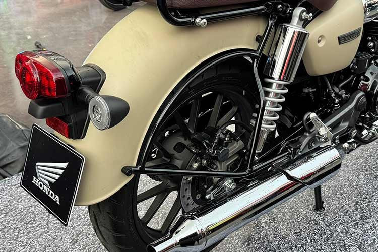 Dù mang ngoại hình đậm chất hoài cổ, Honda vẫn trang bị cho GB350C những công nghệ an toàn thiết yếu. Hệ thống phanh ABS được tích hợp nhằm đảm bảo khả năng kiểm soát ổn định trong các tình huống phanh khẩn cấp.