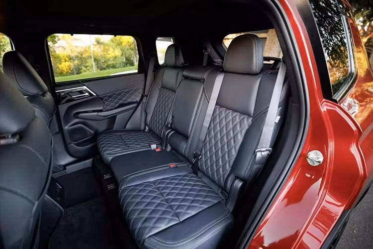 Ngoài ra, xe còn được trang bị phanh khẩn cấp tự động, cảnh báo va chạm trước, hỗ trợ giữ làn đường và cảnh báo phương tiện cắt ngang phía sau. Ngoài ra, còn có các tính năng cao cấp như hỗ trợ chuyển làn, phanh tự động khi lùi và nhận diện biển báo giao thông.