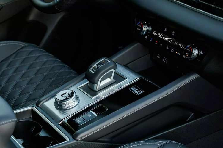 Cao cấp hơn là phiên bản Rogue Plug-In Hybrid Platinum, có giá bán từ 49.990 USD. Phiên bản này được nâng cấp với cửa sổ trời toàn cảnh, giá nóc và gương chiếu hậu thông minh tích hợp chức năng nhớ vị trí và tự động nghiêng khi lùi.