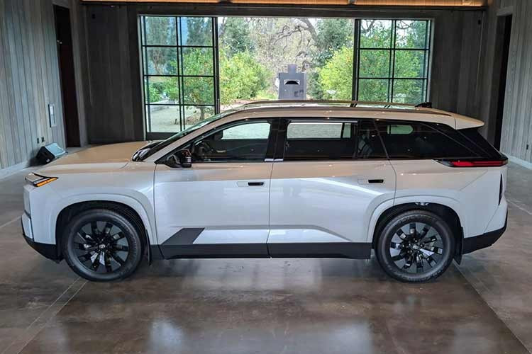 Với Highlander, Toyota cho thấy niềm tin lớn vào hướng đi điện hóa của mình. Diện mạo của Highlander EV 2027 kế thừa ngôn ngữ thiết kế mới nhất từ Prius và dòng xe điện bZ. Phần đầu xe nổi bật với cụm đèn LED thanh mảnh, mặt ca-lăng khí động học kiểu “búa” và tay nắm cửa dạng ẩn.