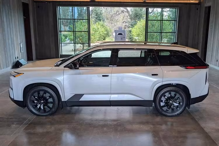 Với Highlander, Toyota cho thấy niềm tin lớn vào hướng đi điện hóa của mình. Diện mạo của Highlander EV 2027 kế thừa ngôn ngữ thiết kế mới nhất từ Prius và dòng xe điện bZ. Phần đầu xe nổi bật với cụm đèn LED thanh mảnh, mặt ca-lăng khí động học kiểu “búa” và tay nắm cửa dạng ẩn.