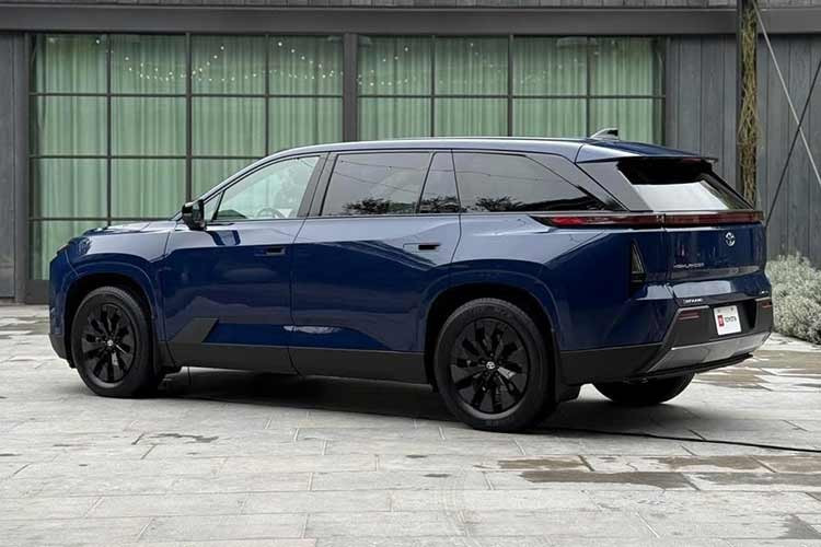 Bản Limited còn có thêm hỗ trợ kẹt xe, hỗ trợ đỗ xe tự động, camera toàn cảnh và hỗ trợ chuyển làn. Một tính năng nổi bật nhưng dễ bị bỏ qua là vehicle-to-load – cho phép xe cung cấp điện cho thiết bị bên ngoài, biến Highlander thành nguồn điện dự phòng khi cần thiết.