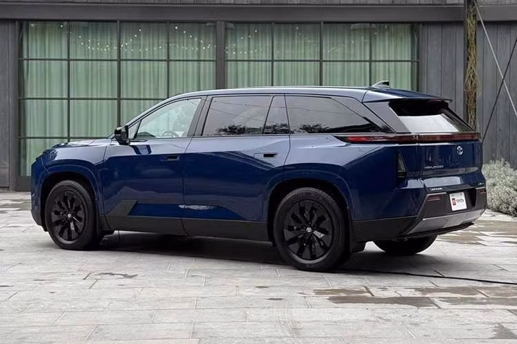 Bản Limited còn có thêm hỗ trợ kẹt xe, hỗ trợ đỗ xe tự động, camera toàn cảnh và hỗ trợ chuyển làn. Một tính năng nổi bật nhưng dễ bị bỏ qua là vehicle-to-load – cho phép xe cung cấp điện cho thiết bị bên ngoài, biến Highlander thành nguồn điện dự phòng khi cần thiết.