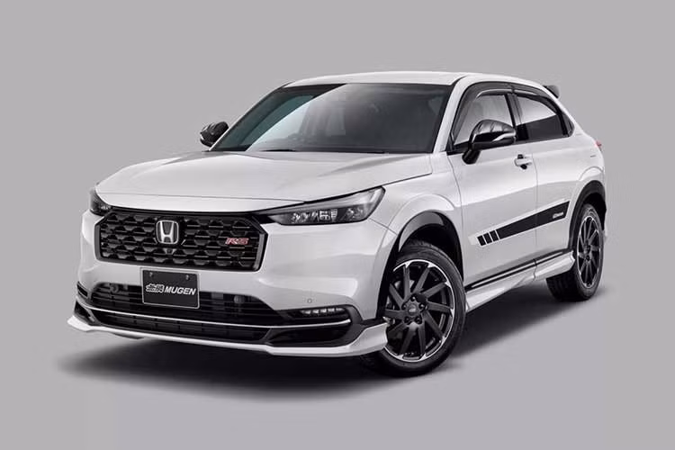 TSở hữu trọn bộ nâng cấp Mugen không phải là lựa chọn dành cho số đông. Riêng gói bodykit ngoại thất đã có giá khoảng 684.200 Yên (tương đương 4.400 USD). Bộ mâm hợp kim 18 inch có hai thiết kế tùy chọn với giá dao động từ 198.000 đến 242.000 Yên. Các phụ kiện nội thất bổ sung có giá khoảng 111.100 Yên.