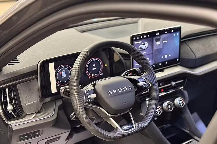 Ngoài ra, xe còn có tính năng Emergency Assist - hệ thống có khả năng can thiệp khi phát hiện người lái mất tập trung hoặc gặp vấn đề sức khỏe. Không chỉ nâng cấp công nghệ chủ động, khả năng bảo vệ hành khách cũng được cải thiện. Xe bổ sung thêm túi khí cho khu vực hàng ghế sau, nâng tổng số túi khí từ 7 lên 9, giúp tăng mức độ an toàn tổng thể.