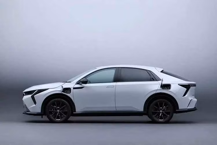 Honda Insight không phải là xe được phát triển hoàn toàn mới. Thay vào đó, đây là phiên bản đổi tên của mẫu xe e:NS2 do liên doanh Dongfeng Honda sản xuất và đang bán tại thị trường Trung Quốc. Đây cũng là mẫu xe đã ra mắt thị trường Đông Nam Á tại Triển lãm Ô tô Quốc tế Bangkok 2026 diễn ra vào cuối tháng 3 vừa qua dưới cái tên e:N2.