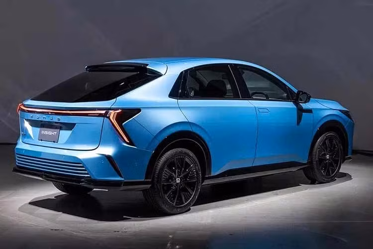 Tại thị trường Nhật Bản, Honda Insight 2026 có giá khởi điểm từ 5,5 triệu Yên (khoảng 1,1 tỷ đồng). Sau khi trừ ưu đãi của chính phủ Nhật Bản dành cho ôtô điện, xe có giá chỉ còn 4,2 triệu Yên (840 triệu đồng).