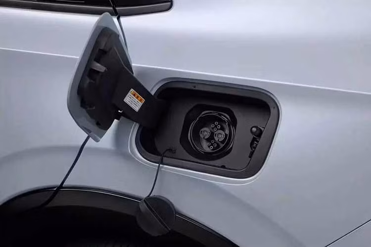 Thêm vào đó là tay nắm cửa ẩn sẽ tự động bật ra khi chìa khóa thông minh nằm trong vùng cảm biến và bộ mâm hợp kim nhôm 18 inch giảm tiếng ồn. Cụm đèn hậu kết hợp phía sau sở hữu thiết kế tương đồng với đèn trước và nối liền với nhau bằng dải đèn mỏng nằm vắt ngang cửa cốp.