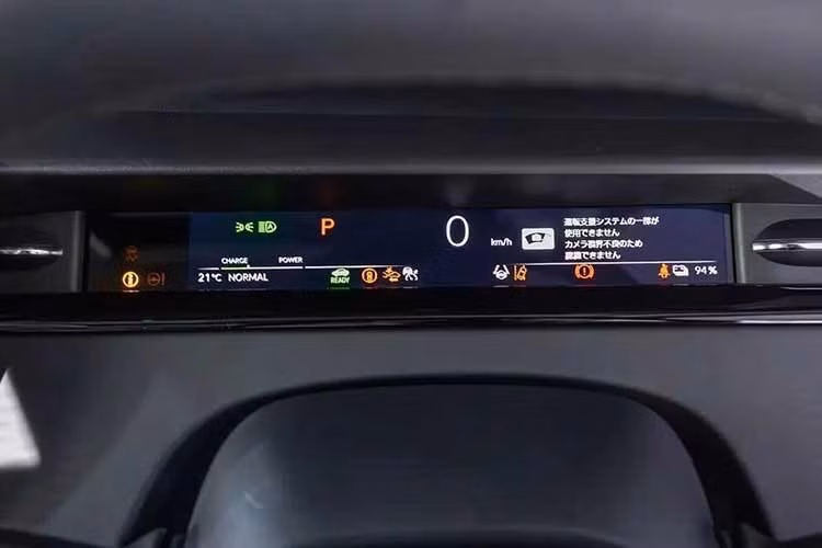 Hàng ghế thứ hai của xe có thể gập 60:40 với khoảng duỗi chân khá rộng rãi nhờ kích thước dài rộng x cao lần lượt 4.788 x 1.838 x 1.570 mm và chiều dài cơ sở 2.735 mm. Kính cách âm và ngăn tia hồng ngoại/tia cực tím cũng như kính màu tối riêng tư phía sau cũng được trang bị cho mẫu SUV thuần điện này.