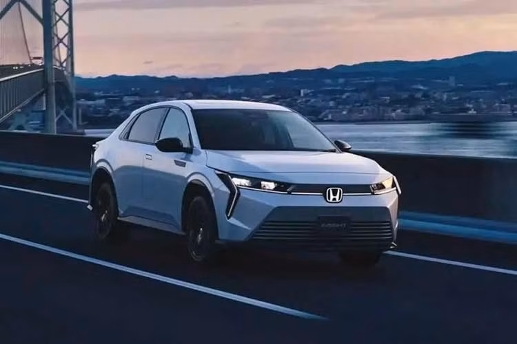 Vào hồi đầu tháng 3/2026, hãng Honda đã mang mẫu SUV điện mới mang tên Insight về thị trường quê nhà Nhật Bản để trưng bày và giới thiệu. Đến nay, Honda Insight 2026 đã chính thức được tung ra tại thị trường nội địa. Xet ừng được bán trên thị trường toàn cầu từ 1999-2022 với truyền động hybrid. Sau 4 năm, Honda Insight quay trở lại thị trường dưới dạng xe thuần điện.