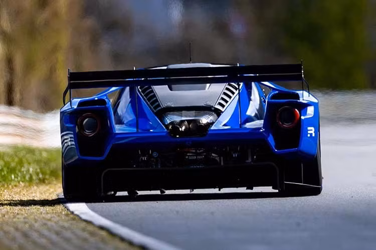 Thiết kế khí động học đặc biệt giúp tạo ra lực ép hơn 1.089 kg khi xe đạt vận tốc hơn 240 km/h. Ford cho biết mẫu xe đua này có thể vào cua với gia tốc hơn 3G.