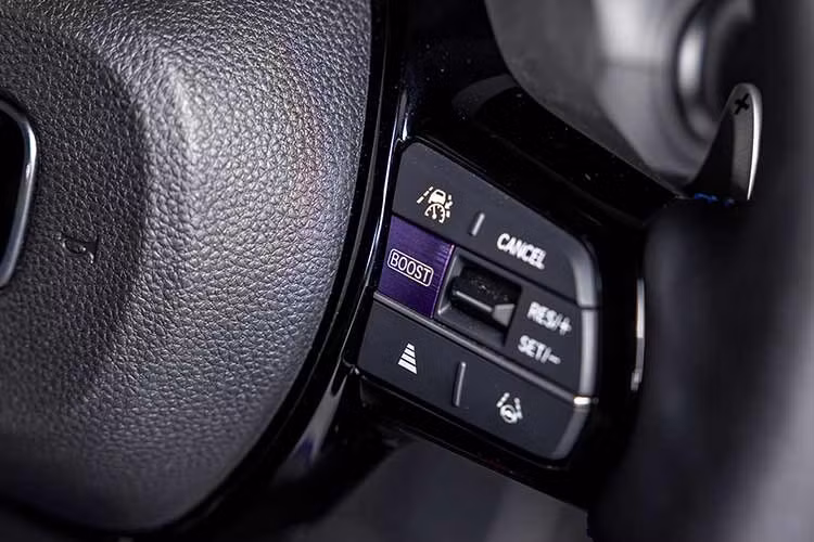 Hệ thống mô phỏng hộp số kết hợp cùng hệ thống loa phát ra âm thanh động cơ giả lập tương ứng với tốc độ và cấp số. Những trang bị này nhằm tái hiện cảm giác lái phấn khích của các dòng xe động cơ đốt trong truyền thống trên một nền tảng xe điện hiện đại.