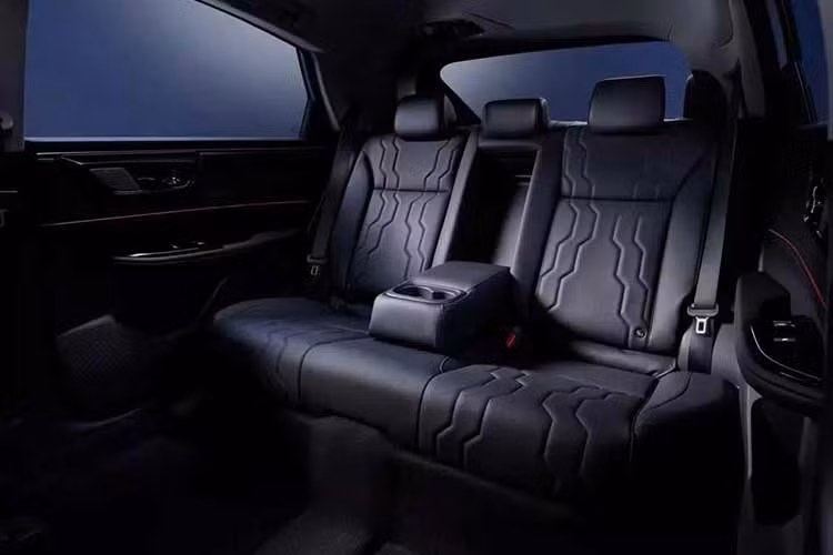 Nguồn cung cấp sức mạnh cho mẫu SUV điện được phát triển dựa trên khung gầm e:N Architecture F này là 1 mô-tơ điện nằm trên cầu trước, tạo ra công suất tối đa 201 mã lực. Bên cạnh đó là pin do CATL sản xuất với dung lượng 68,8 kWh, cho phép xe chạy 500 km theo tiêu chuẩn WLTP.