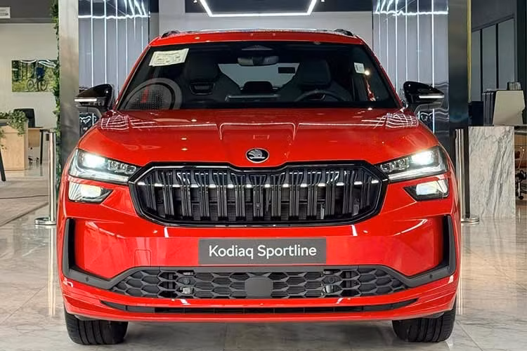 So với mức khởi điểm 1,48 tỷ đồng của bản tiền nhiệm, giá bán Skoda Kodiaq 2026 nang cấp đã tăng thêm 148 triệu đồng. Đáng chú ý, mức giá mới này thậm chí vượt qua phiên bản cao cấp nhất của Hyundai Palisade Prestige (1,589 tỷ đồng).