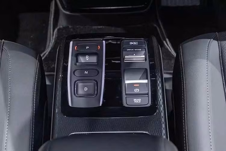 Honda Insight 2026 chạy điện được hỗ trợ cả sạc nhanh DC và sạc chậm AC. Thời gian sạc pin từ 30% lên 80% bằng sạc nhanh DC là 30 phút. Trong khi đó, thời gian sạc đầy pin bằng sạc chậm là 9,5 tiếng.