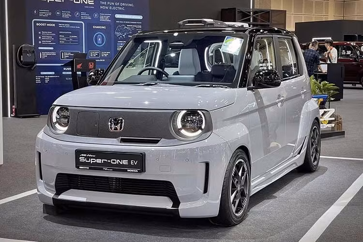 Xe sử dụng màu sơn mới có tên Boost Violet Pearl, được phát triển riêng cho mẫu Super-One. Việc ra mắt mẫu xe mini điện này được xem là một bước đi trong chiến lược phát triển xe điện của Honda, đặc biệt trong phân khúc xe đô thị cỡ nhỏ. Hiện mức giá xe cũng vẫn là một ẩn số.