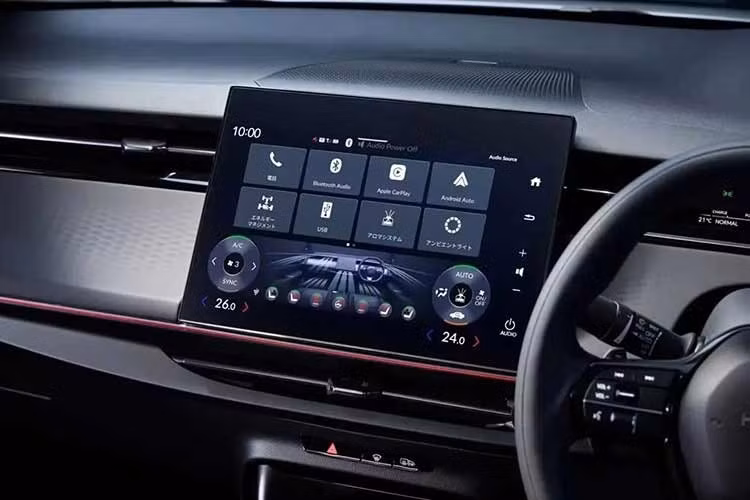 Xe có màn hình cảm ứng trung tâm 12,8 inch, hệ thống âm thanh Bose 12 loa, đèn viền trang trí nội thất, gương chiếu hậu tích hợp camera hành trình, cửa sổ trời màu khói, phanh tay điện tử và cửa cốp chỉnh điện. Cả hai hàng ghế trước/sau, vô lăng và táp-pi cửa trước của xe đều có tính năng sưởi.