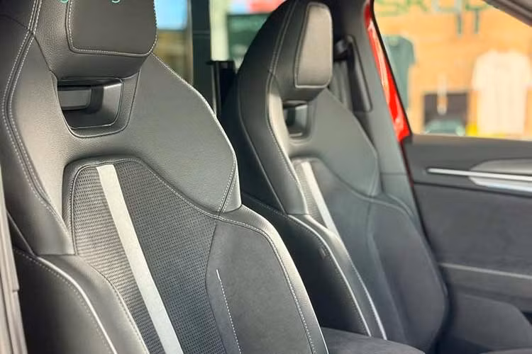 Khoang nội thất cũng được tinh chỉnh theo hướng thực dụng hơn. Các tiện ích mới bao gồm rèm che nắng cho hàng ghế sau, khay chứa đồ trung tâm và giá giữ điện thoại tích hợp phía sau lưng ghế trước. Ngoài ra, chi tiết thanh bảo vệ mép cửa được bổ sung nhằm hạn chế trầy xước khi sử dụng trong đô thị.