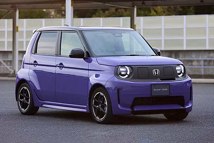 Trọng lượng của xe được tối ưu ở mức 1.090 kg, con số khá nhẹ so với mặt bằng chung của xe thuần điện hiện nay. Để đạt được sự cân bằng và cảm giác lái tốt, Honda đã sử dụng bộ pin thiết kế mỏng, bố trí gọn gàng dưới sàn xe nhằm hạ thấp trọng tâm tối đa.