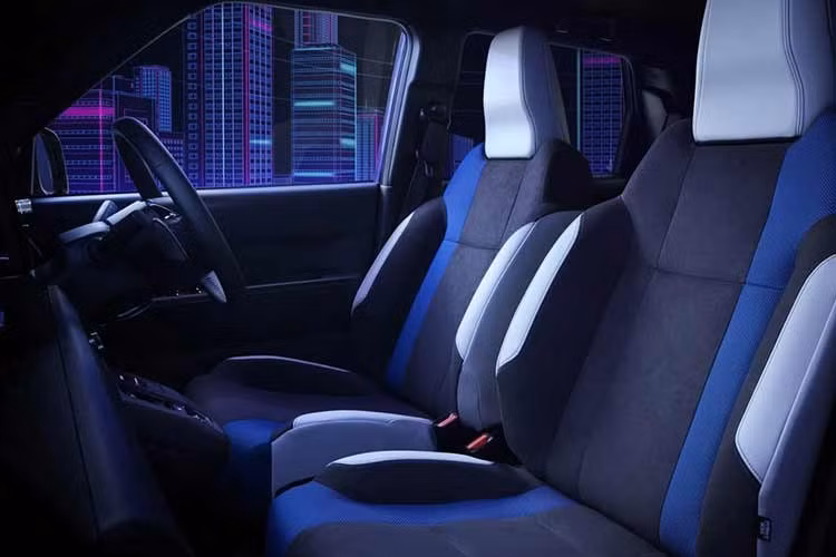 Điểm nhấn công nghệ đáng chú ý nhất trên mẫu xe này là sự xuất hiện của hệ thống mô phỏng hộp số ly hợp kép 7 cấp tích hợp trong chế độ Boost Mode. Tính năng này cho phép người lái thực hiện thao tác chuyển số thông qua lẫy chuyển số sau vô lăng.