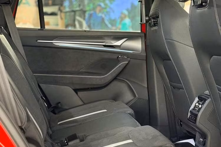Không gian nội thất vẫn duy trì những trang bị quen thuộc như màn hình giải trí trung tâm kích thước 13 inch, bảng đồng hồ kỹ thuật số 10 inch phía sau vô-lăng, hệ thống âm thanh Canton 14 loa, điều hòa tự động ba vùng, cửa sổ trời toàn cảnh, đèn viền nội thất và sạc không dây.