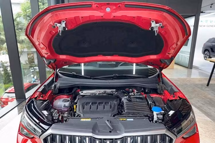 Ở Skoda Kodiaq 2026, sự khác biệt giữa hai phiên bản chủ yếu thể hiện ở cách hoàn thiện và một vài trang bị đi kèm. Phiên bản Sportline mang đậm chất thể thao với các chi tiết sơn đen ở ngoại thất, bộ bodykit đồng màu thân xe, vô-lăng dạng D-cut cùng thiết kế 3 chấu và ghế bọc Alcantara.