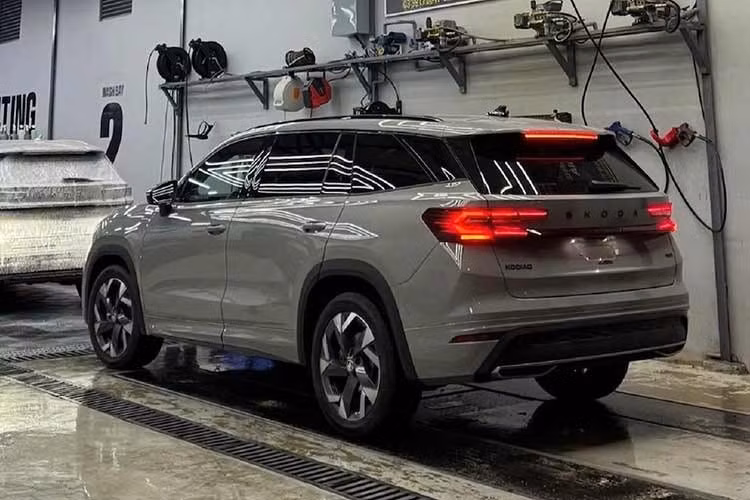 Sức mạnh được truyền qua hộp số ly hợp kép DSG 7 cấp kết hợp hệ dẫn động 4 bánh toàn thời gian. Bên cạnh đó, Skoda Kodiaq 2026 còn có hệ thống treo thích ứng DCC với 15 mức điều chỉnh vẫn được duy trì, cho phép người lái linh hoạt thay đổi độ cứng/mềm tùy điều kiện vận hành.