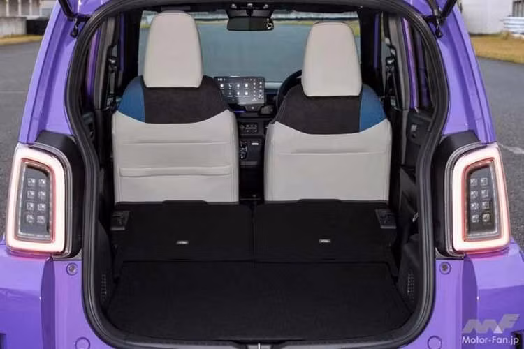 Khoang cabin của Super-One mang đậm hơi hướng thể thao với màn hình hiển thị đa thông tin, cho phép theo dõi trực quan các thông số về công suất, nhiệt độ pin và cả vòng tua máy giả lập. Hệ thống đèn viền nội thất cũng được thiết lập để tự động thay đổi màu sắc dựa trên chế độ lái đang vận hành, tạo ra không gian trải nghiệm cá nhân hóa cao.