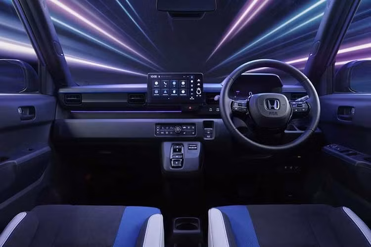 Về khả năng vận hành, Honda Super-One có phạm vi hoạt động khoảng 274 km sau mỗi lần sạc đầy, mức thông số đáp ứng tốt nhu cầu di chuyển hàng ngày trong thành phố. Khối động cơ điện cơ bản sản sinh công suất 63 mã lực, nhưng có khả năng đẩy lên mức 94 mã lực khi người dùng kích hoạt chế độ Boost Mode.