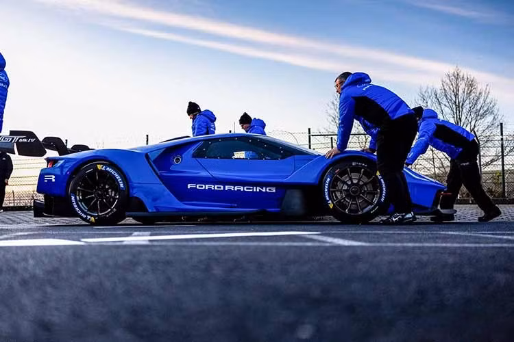 Mới đây, Ford GT Mk IV đã lập kỷ lục tốc độ khi hoàn thành vòng chạy dài 20.832 m tại Nurburgring trong 6 phút 15,977 giây, nhanh hơn siêu xe thương mại Mercedes-AMG One với thành tích được ghi nhận vào tháng 9/2024 là 6 phút 29,09 giây.