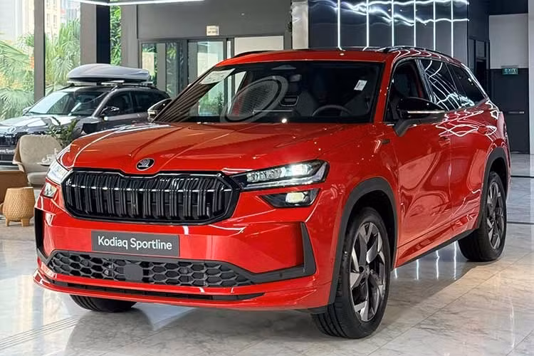 Mẫu xe SUV Skoda Kodiaq 2026 mới vừa được đưa về các đại lý chính hãng tại Việt Nam với hai phiên bản. Theo thông tin từ hệ thống phân phối, phiên bản Premium được niêm yết ở mức 1,628 tỷ đồng, trong khi bản Sportline có giá 1,668 tỷ đồng.