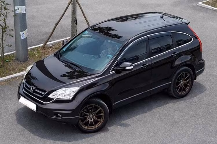 Honda CR-V đời 2011-2012 ﻿Honda CR-V thế hệ thứ 3 (2008-2012) được nhiều thế hệ người Việt yêu thích bởi kiểu dáng thời trang, nội thất rộng rãi, động cơ 2.0L và 2.4L mạnh mẽ. Hiện, trên thị trường ô tô cũ, những chiếc Honda CR-V sản xuất năm 2011-2012 đang có giá khoảng 270-320 triệu đồng, trong đó phiên bản 2.4L có giá cao hơn bản 2.0L khoảng 30-40 triệu.