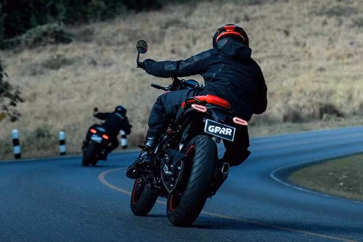 Mức giá bán Royal Enfield Guerrilla 450 2026 cũng không chênh lệch nhiều với bản thường đang bán ra trên thị trường Anh quốc từ khoảng 4.995 bảng (153 triệu đồng), còn bản Apex nhỉnh hơn chút ở mức 5.050 bảng (155 triệu đồng).