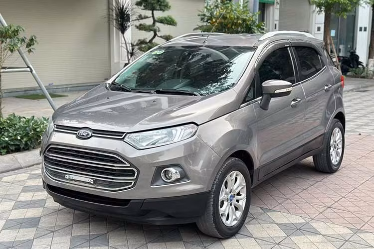 Ford EcoSport đời 2015-2016 ﻿Ford EcoSport là mẫu xe khai phá phân khúc B-SUV tại thị trường Việt Nam, đặt nền móng cho một phân khúc được ưa chuộng nhất ở thời điểm hiện tại. Hiện nay, trên thị trường ô tô đã qua sử dụng, một chiếc EcoSport đời đầu 2015-2016 đang được rao bán với giá trên dưới 300 triệu đồng tuỳ phiên bản và tình trạng xe.