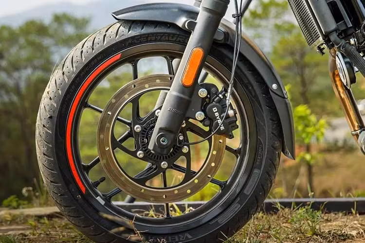 Một thay đổi đáng chú ý khác của xe là bộ lốp mới kích thước 17 inch từ Vredestein, dòng Centauro ST, được thiết kế thiên về đường nhựa nhiều hơn. Nhà sản xuất cho biết lốp mới giúp tăng độ bám đường, đặc biệt trong điều kiện đường ướt hoặc bề mặt có độ bám thấp.