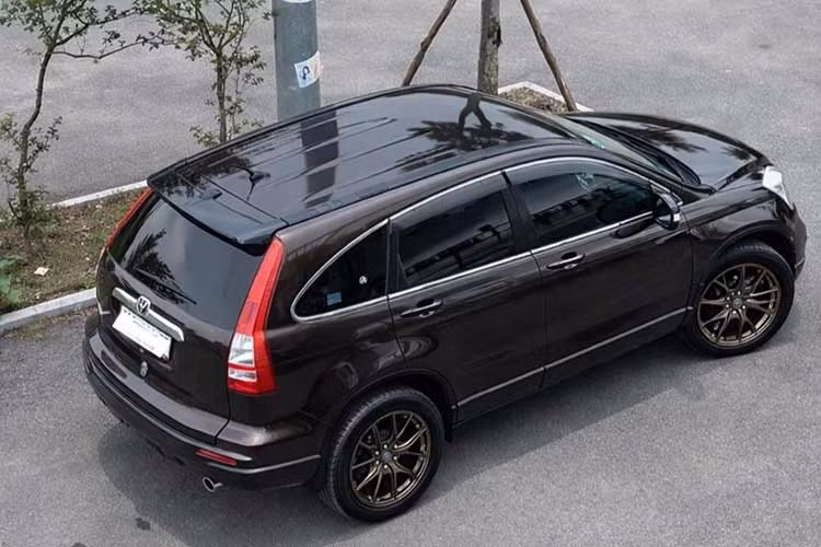 Nhược điểm: Những chiếc Honda CR-V sản xuất 2011-2012 đời xe khá sâu, kiểu dáng có phần kém hiện đại. Giá cao hơn so với các mẫu xe khác cùng phân khúc.