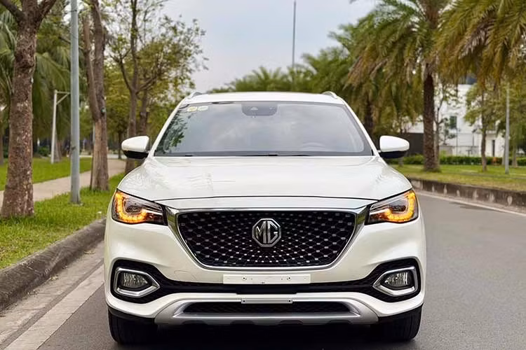 MG ZS 2020-2021 ﻿Mẫu crossover cỡ B của thương hiệu MG ZS mới ra mắt thị trường Việt Nam từ năm 2020 dưới dạng nhập khẩu từ Thái Lan. Trên thị trường, một chiếc MG ZS đã qua sử dụng khoảng 5 năm đang có giá khoảng 300-340 triệu đồng tuỳ phiên bản.