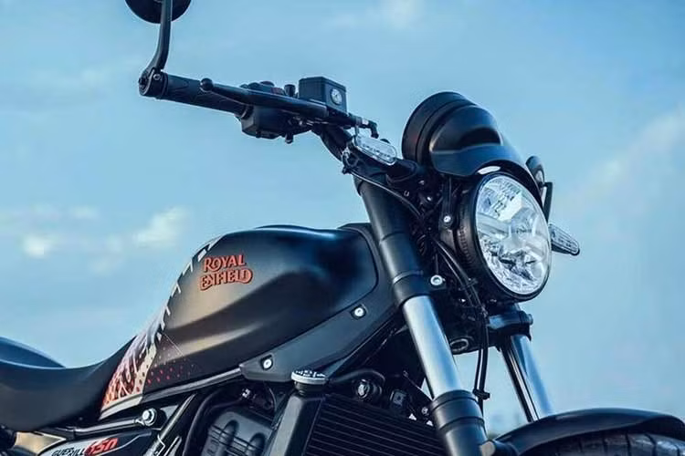 Điểm thay đổi quan trọng nằm ở vị trí ghi-đông mới, được hạ thấp và điều chỉnh lại, khiến tư thế ngồi hơi chồm về phía trước hơn so với bản thường. Điều này giúp chiếc xe trở nên thể thao hơn, phù hợp với những ai muốn cảm giác lái phấn khích hơn từ mẫu roadster hạng trung này.